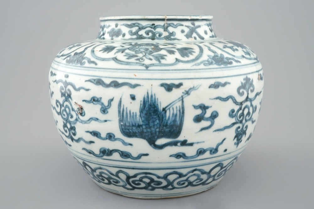 Un vase aux ph&eacute;nix en porcelaine de Chine bleu et blanc, Dynastie Ming